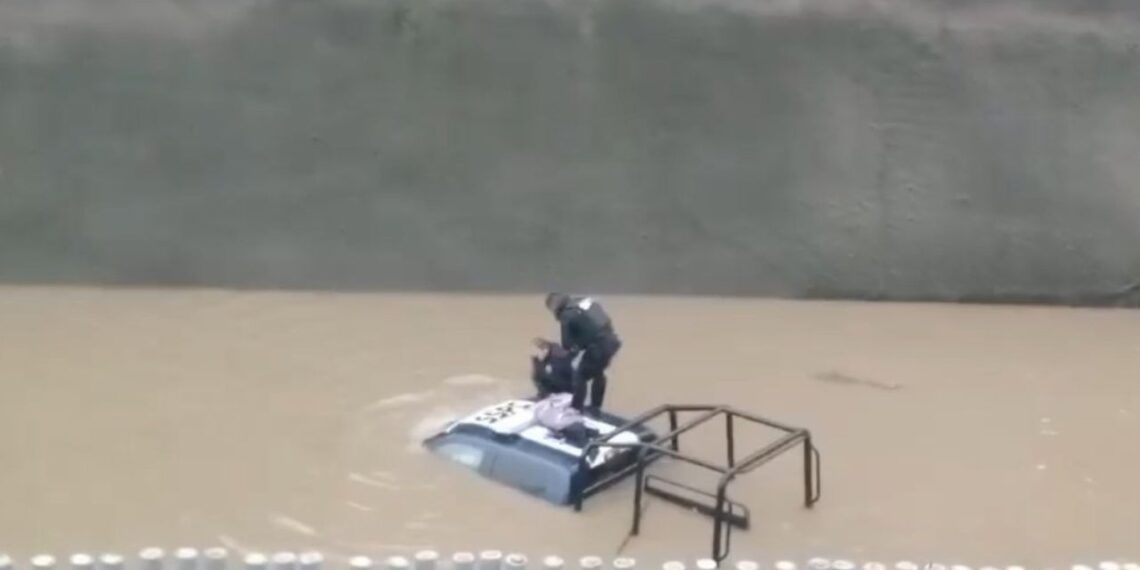 Policías se quedan atrapados en su patrulla por inundaciones en Cuautitlán Izcalli