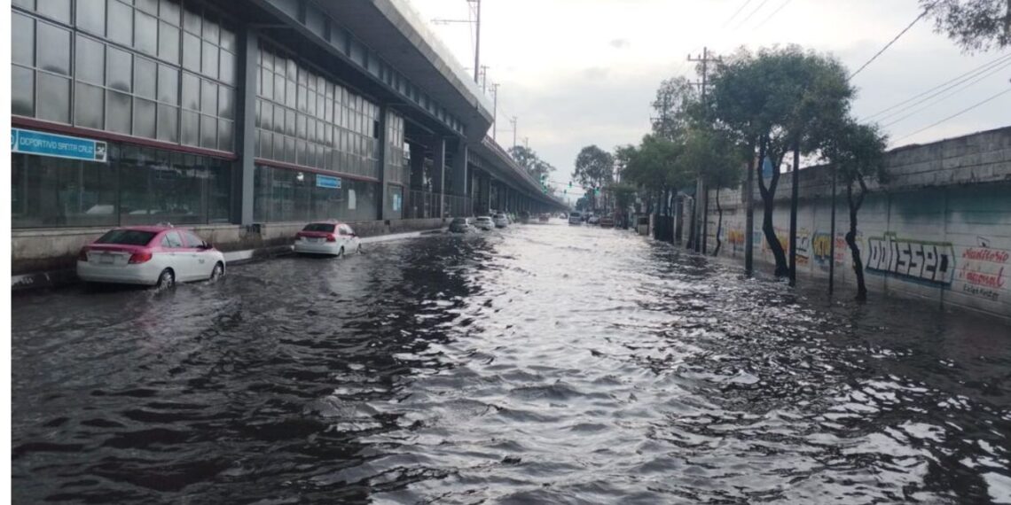 Bomberos de la CDMX atienden múltiples inundaciones tras lluvias intensas