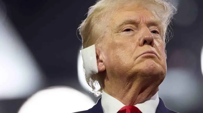 La bala estuvo a 6 milímetros de entrar en su cabeza, asegura médico de Trump