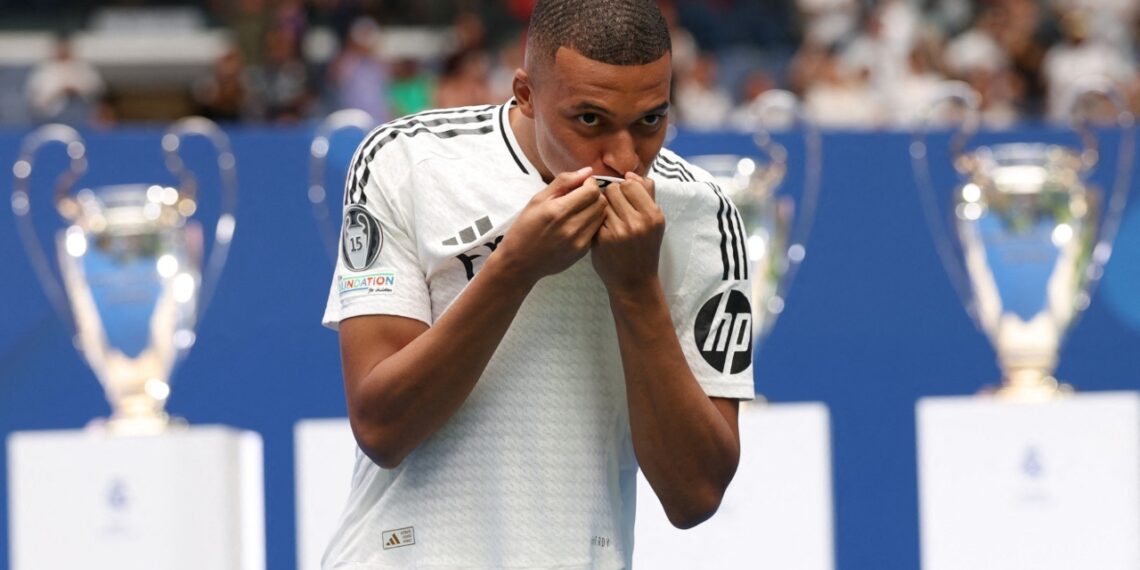 Real Madrid presenta a Mbappé ante miles de aficionados