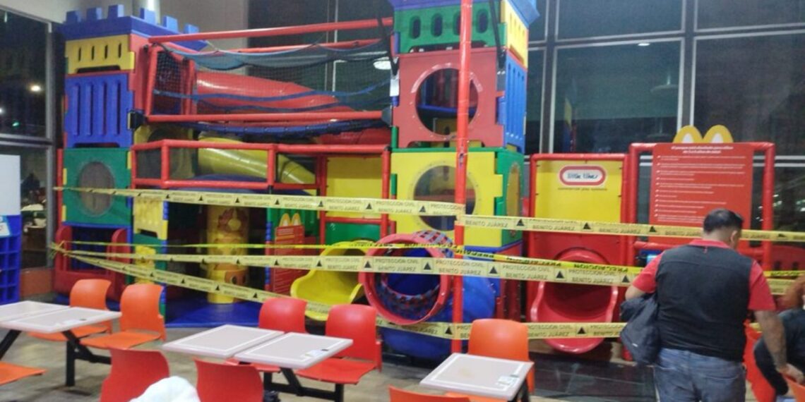 Seis niños resultan lesionados por caída de juegos infantiles en restaurante de la Benito Juárez
