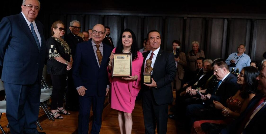 Otorgan la Presea Ricardo Flores Magón a la periodista y escritora Ivette Estrada