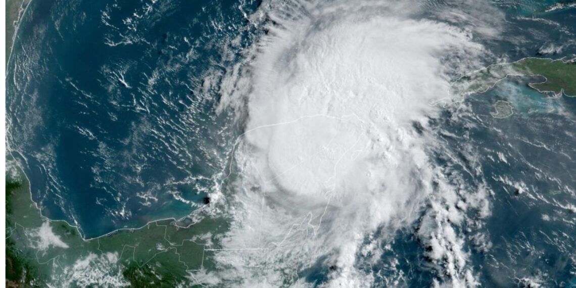 ‘Beryl’ se debilita más y continúa por Yucatán como tormenta tropical