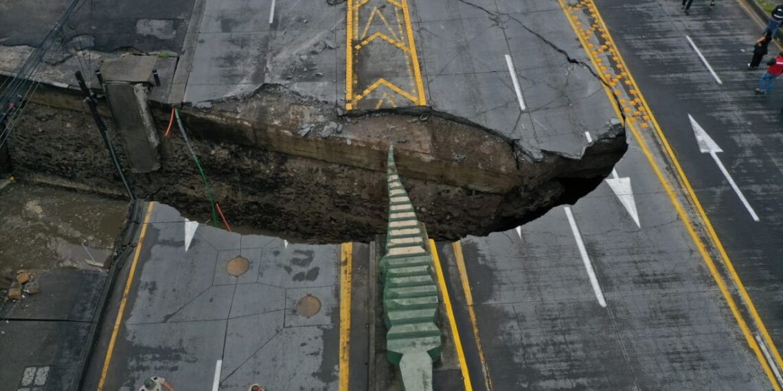 Aparece socavón de 12 metros tras lluvias intensas en Zapopan, Jalisco