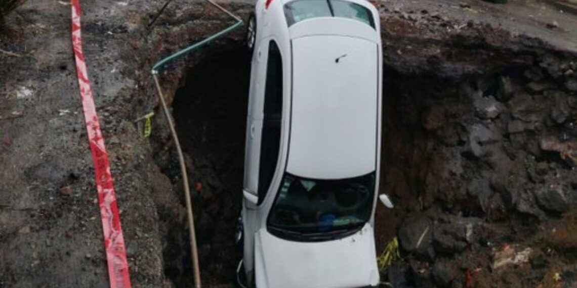 Conductor cae a enorme socavón en Xochimilco