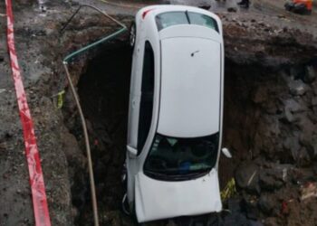 Conductor cae a enorme socavón en Xochimilco