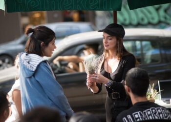 CAROLINA FORTUNA revoluciona la coctelería usando plantas de la calle