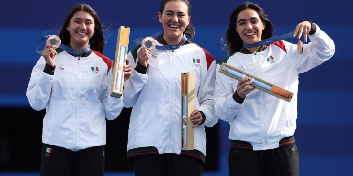Felicita AMLO a las arqueras mexicanas por la medalla de bronce en París 2024
