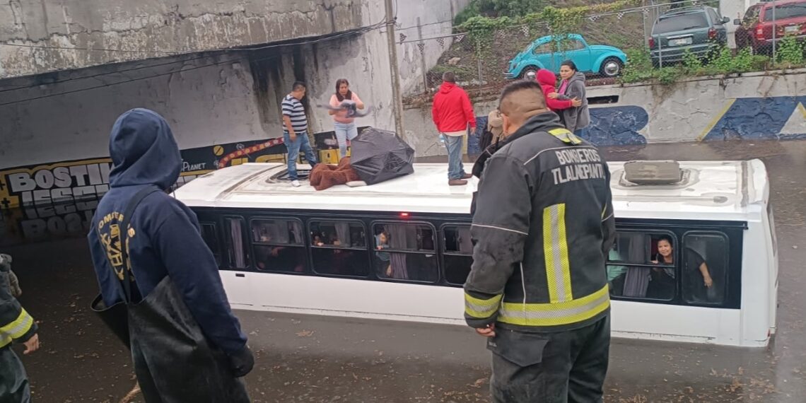 Rescatan a 35 pasajeros de autobús tras inundaciones en Tlalnepantla