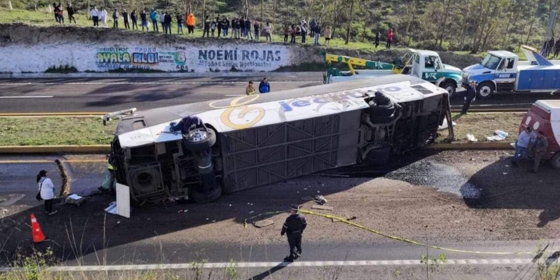 Un muerto y 12 heridos en choque entre tráileres y autobús de pasajeros en Tepetlaoxtoc
