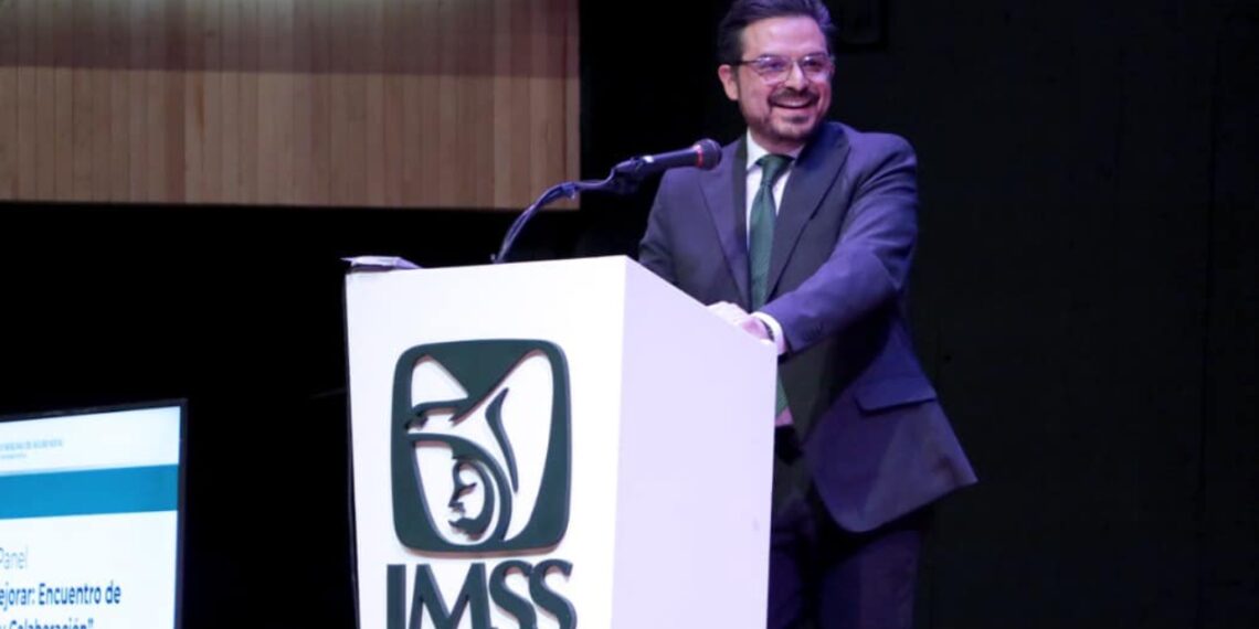 AMLO palomea continuidad de Zoé Robledo en el IMSS