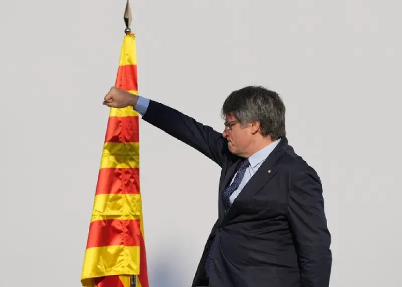 El independentista Puigdemont huye de España; se presume va rumbo a Bélgica
