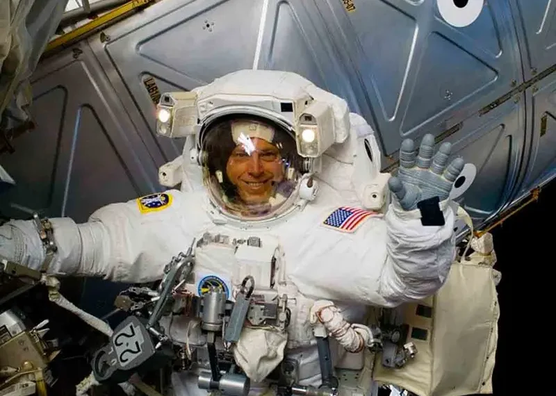 Astronauta revela cómo es sobrevivir atrapado en el espacio, con mala comida y un psiquiatra de guardia