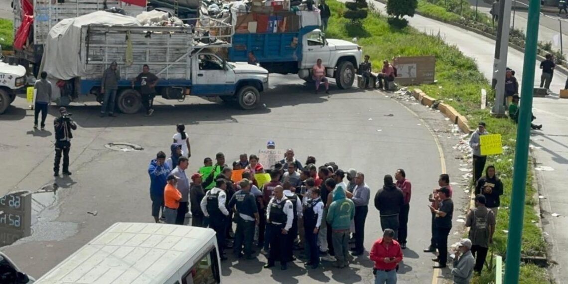 Recolectores de basura de Nezahualcóyotl y Chimalhuacán bloquean Bordo de Xochiaca
