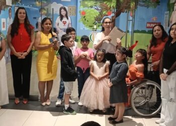 Niños pacientes de cáncer exponen obras de arte para concientizar sobre la lucha contra esta enfermedad