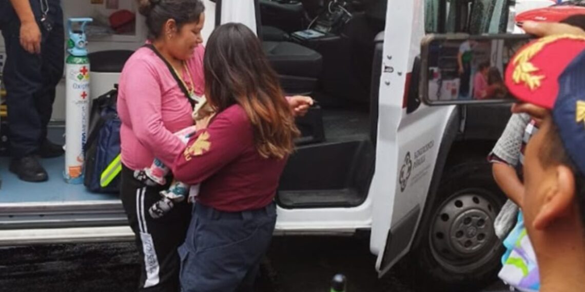 Policías salvan a bebé de morir asfixiada en estación La Merced del Metro