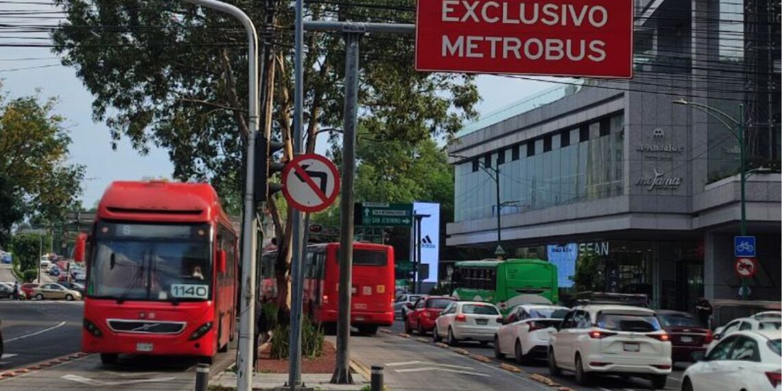 Metrobús arrolla a peatón en avenida Xola; suspenden temporalmente el servicio en L2