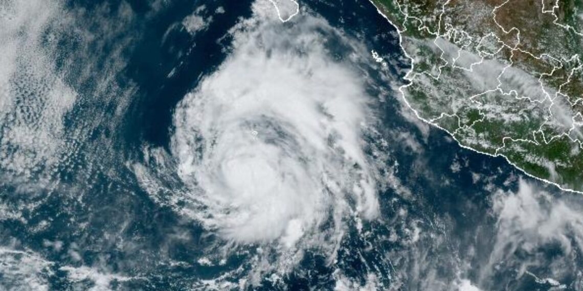 ‘Carlotta’ se convierte en huracán; ésta es su trayectoria