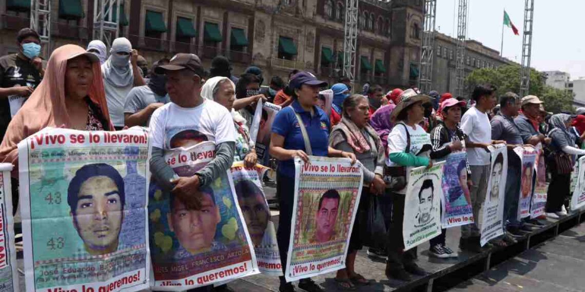 Padres de los 43 normalistas concluyen el diálogo con López Obrador