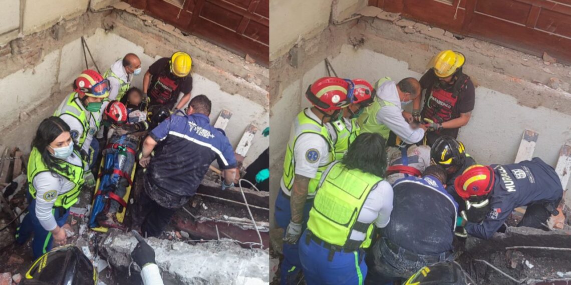 Rescatan a hombre que quedó atrapado en el derrumbe de una construcción en la Cuauhtémoc