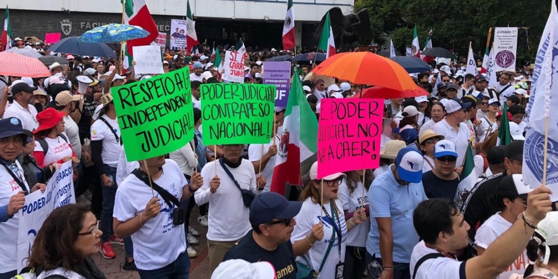 ‘Los están engañando’, López Obrador a alumnos de la UNAM por protesta a reforma judicial