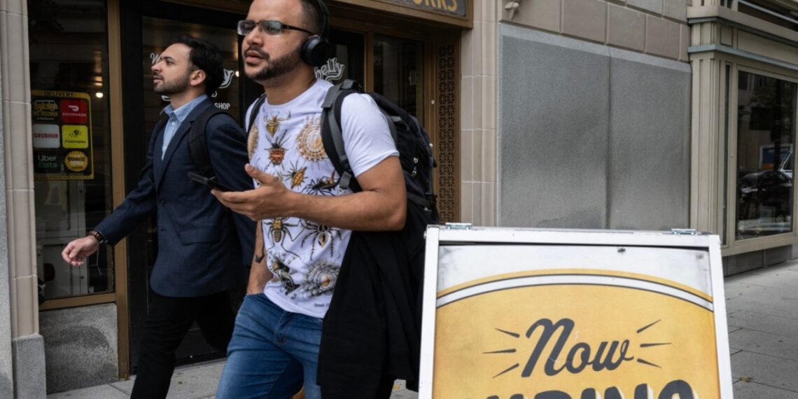 Desempleo en EUA se dispara a 4.3%, la tasa más alta desde 2021