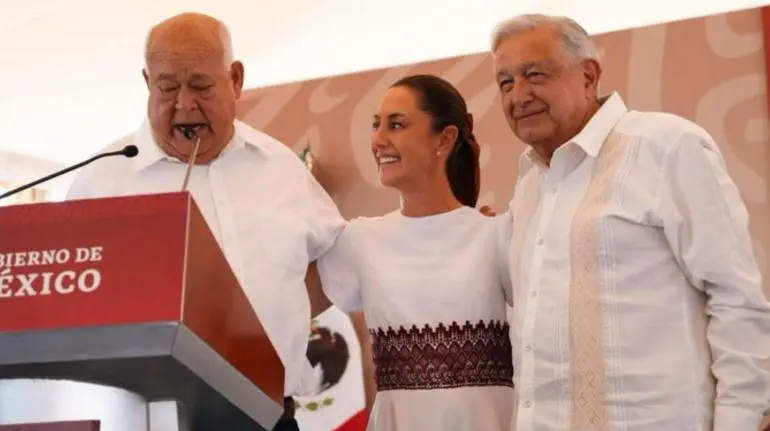 Gobernador de BCS se conmueve hasta las lágrimas al hablar de AMLO y Sheinbaum