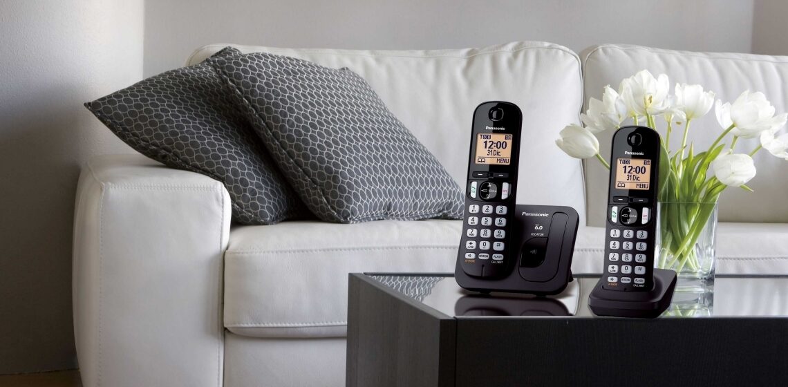 Celebra el Día de los Abuelos regalándoles la mejor compañía con los teléfonos Panasonic