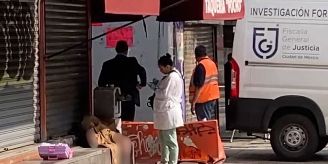 Muere hombre en situación de calle afuera del Metro San Juan de Letrán