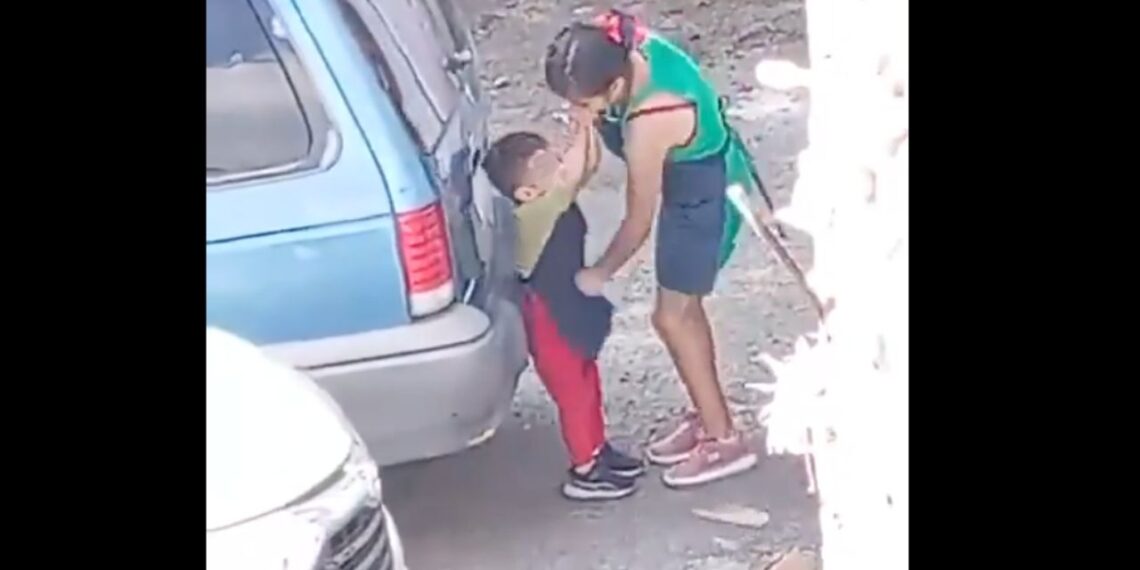 Captan a mujer mientras golpea a su hijo a puño cerrado