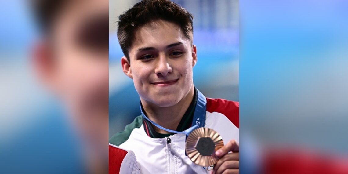 Celebra AMLO medalla de bronce del clavadista Osmar Olvera