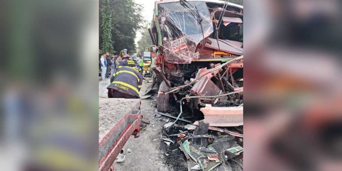 20 pasajeros resultan lesionados tras choque de camión contra tráiler en Picacho Ajusco
