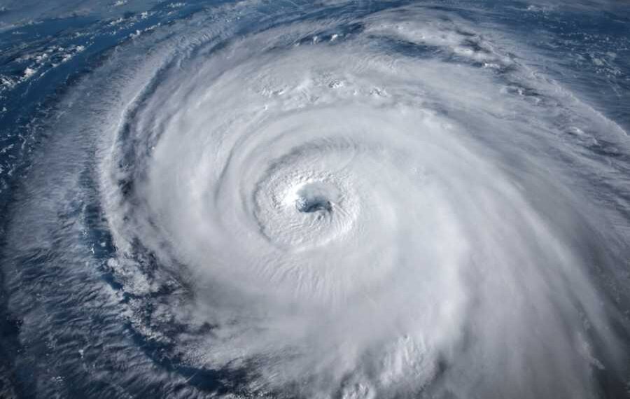 Huracán Carlotta continúa alejándose de costas mexicanas, es categoría 1