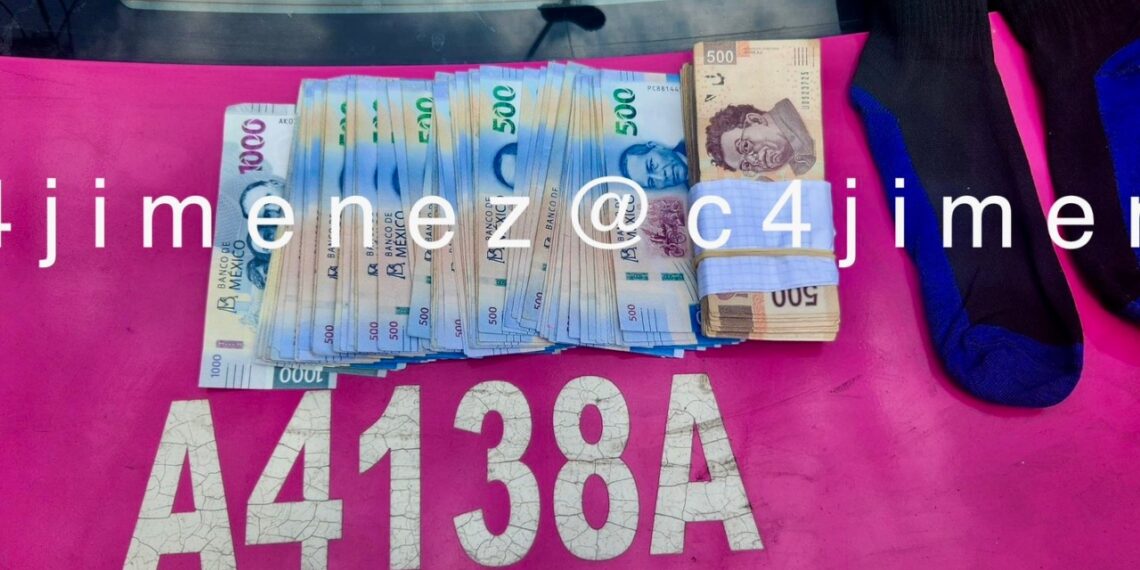 Taxista regresa a pasajero 100 mil pesos que había olvidado en la unidad