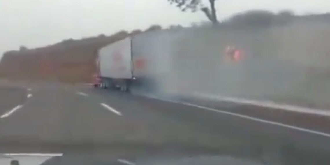 Trailero evita tragedia en la autopista México-Puebla