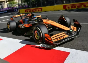 Oscar Piastri gana en Azerbaiyán y Sainz le arruinó la carrera a ‘Checo’