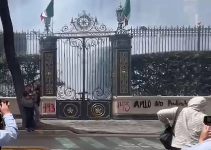 Normalistas de Ayotzinapa lanzan petardos a edificio de Segob en protesta a los 43 estudiantes