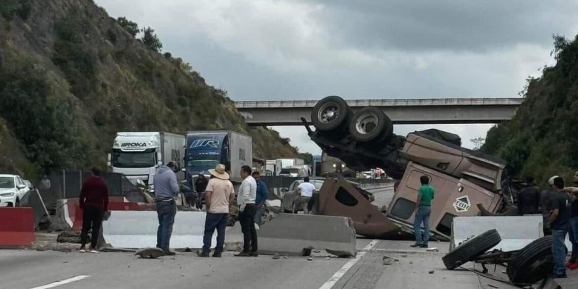 Volcadura de tráiler en Arco Norte provoca cierre por más de dos horas