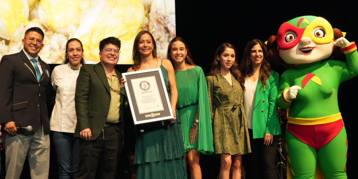 México rompe Récord Guinness al preparar el pozole más grande del mundo