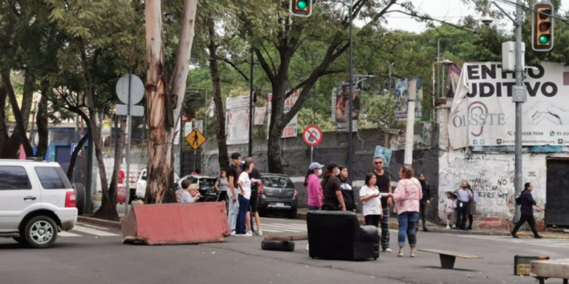 Vecinos bloquean avenida San Fernando tras afectaciones por lluvias en Tlalpan