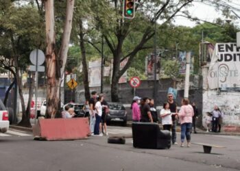 Vecinos bloquean avenida San Fernando tras afectaciones por lluvias en Tlalpan