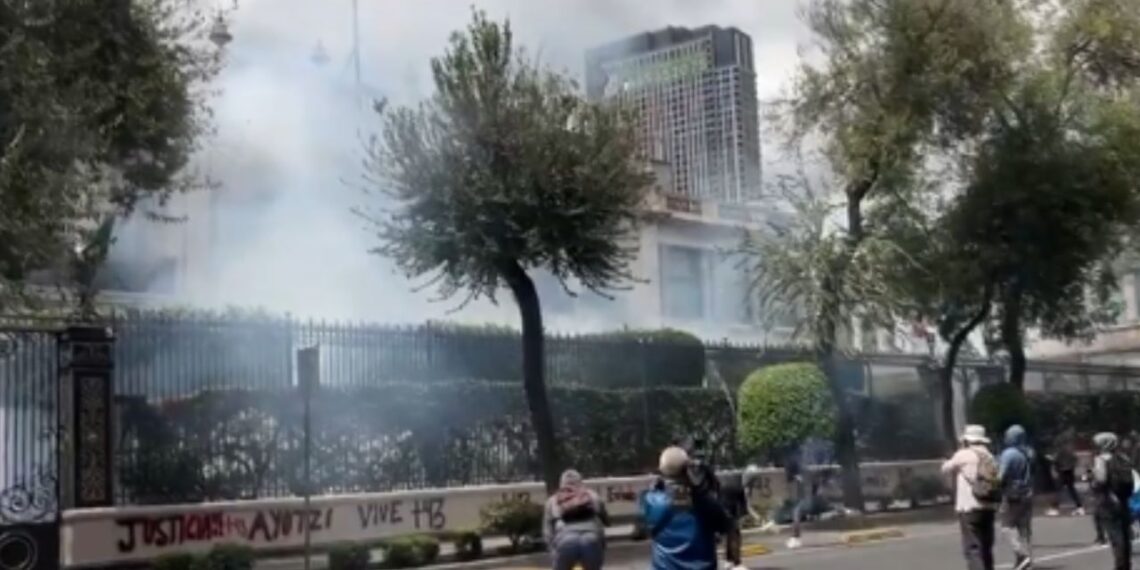 Lanzan explosivos a Segob durante protesta por 10 años de caso Ayotzinapa