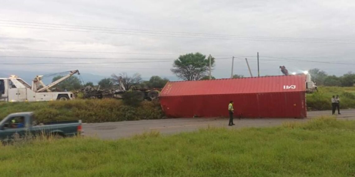Camioneta intenta rebasar y choca de frente contra tráiler en Victoria-Monterrey