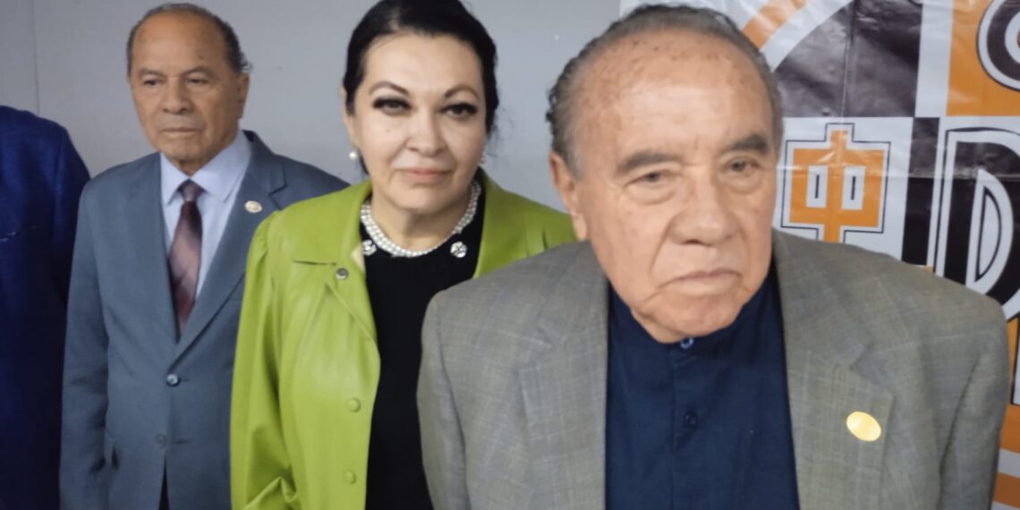 Cambia mesa directiva del Club Primera Plana