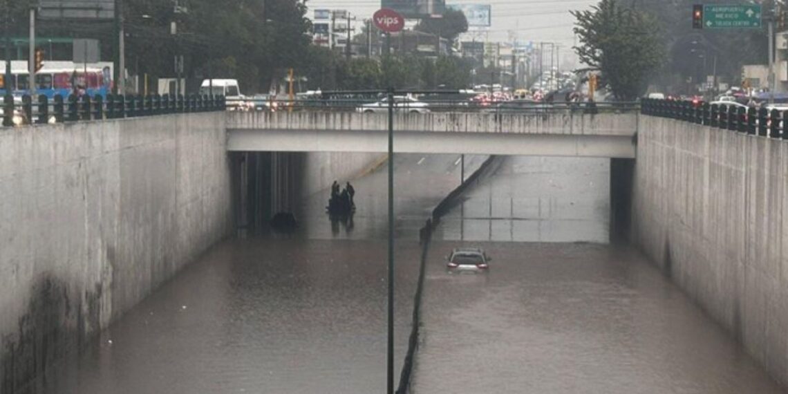 Tormenta paraliza tránsito en Toluca con graves inundaciones