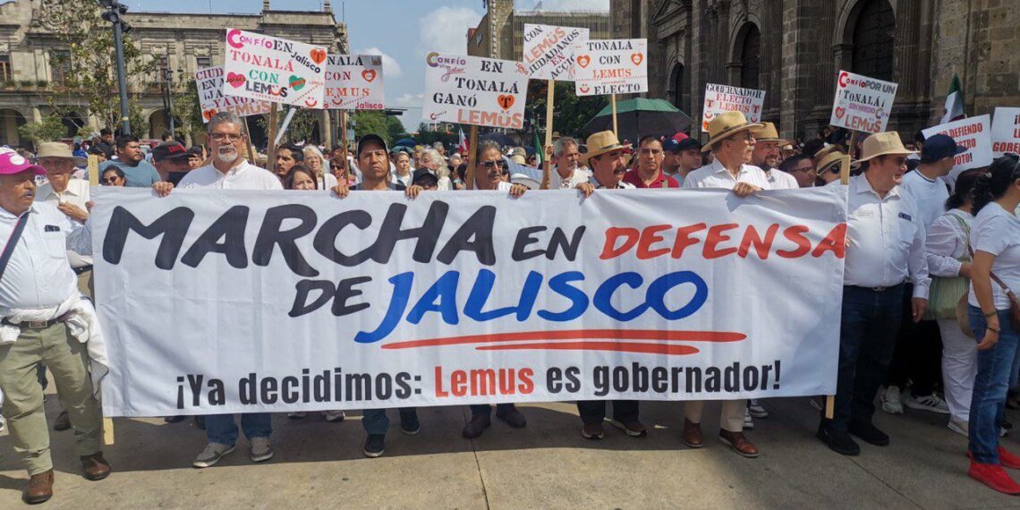 Participan miles de personas en ‘Marcha por la Defensa de Jalisco’