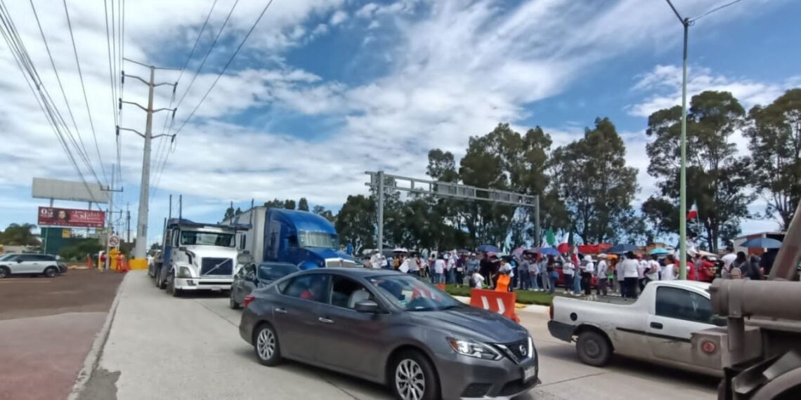 Caos en la México-Puebla por bloqueo de trabajadores del Poder Judicial