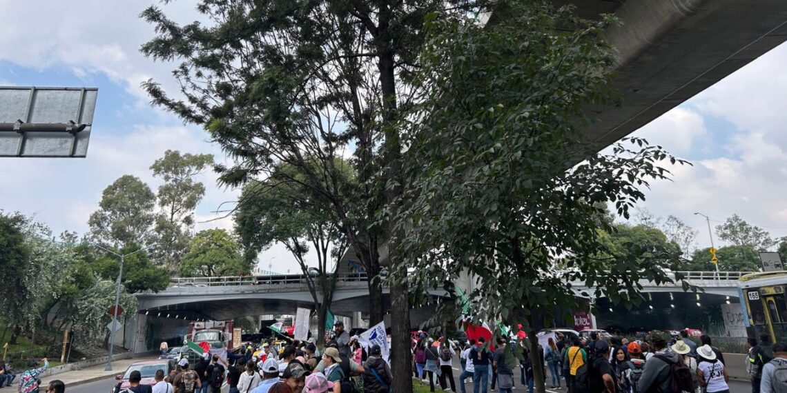 Trabajadores del Poder Judicial bloquean Periférico Sur