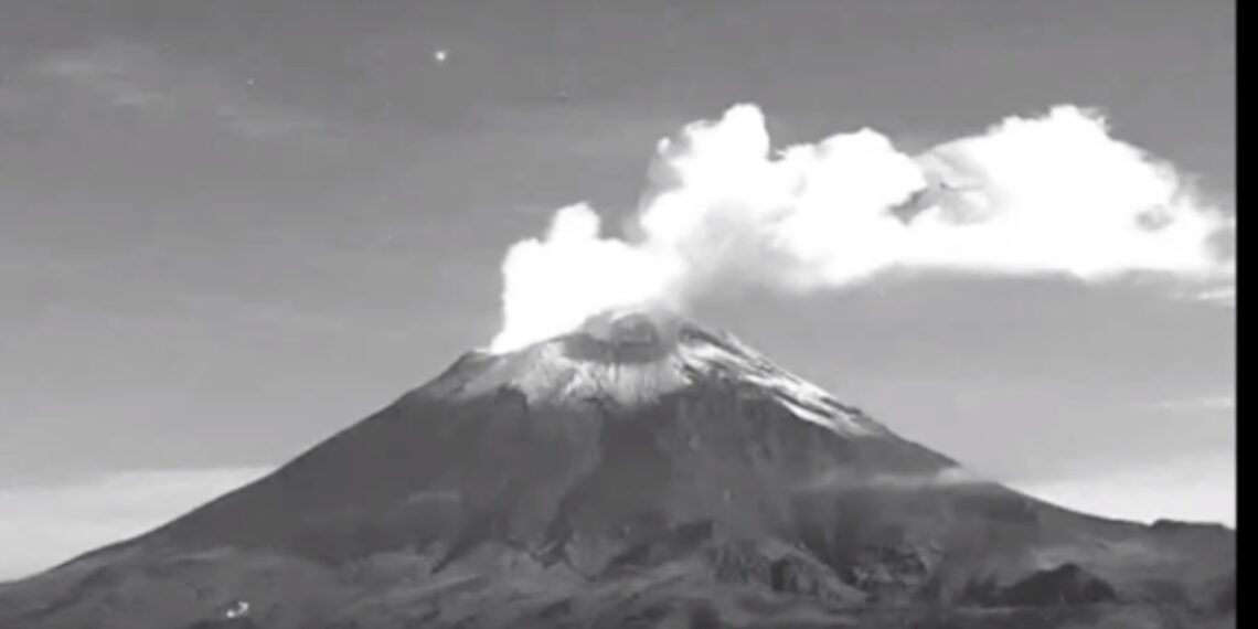 Con fumarola de 500 metros, ‘despierta’ el volcán Popocatépetl