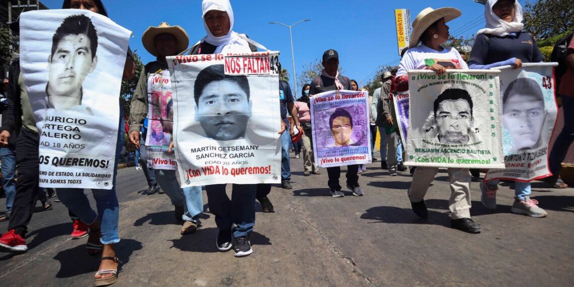 “Se complicaron las cosas, están enredadas”, dice AMLO a padres de 43 normalistas de Ayotzinapa